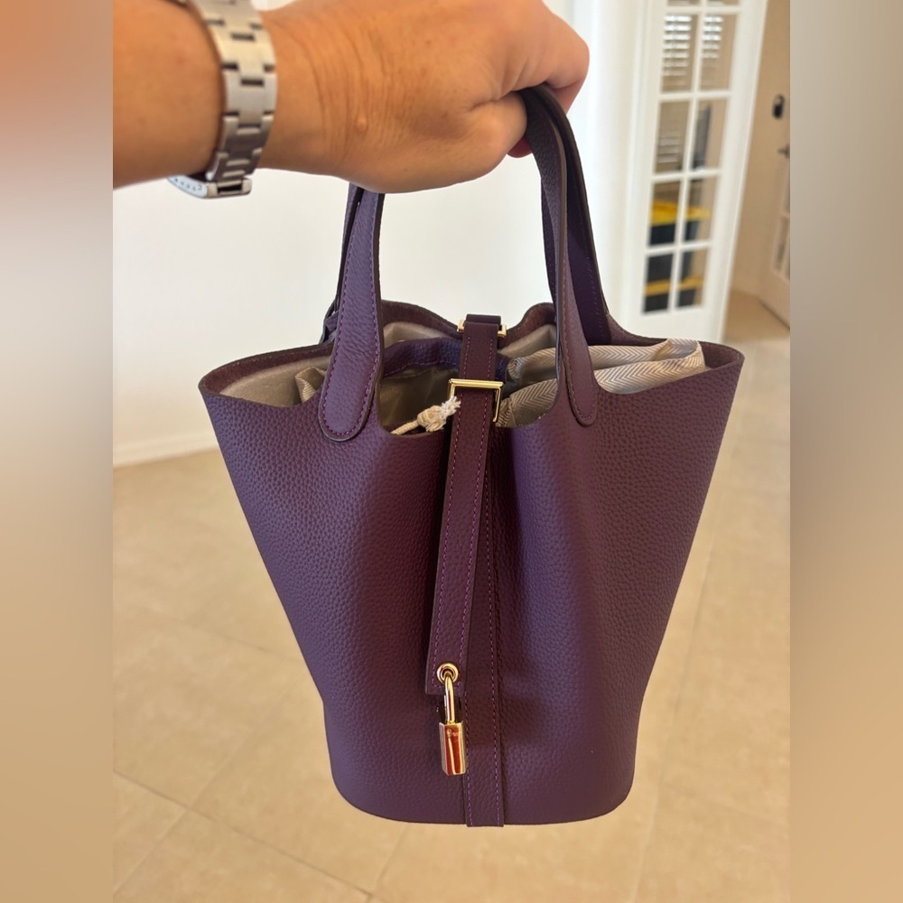 Gorgeous Purple Leather Bucket Tote Bag With Gold Hardware ❤️ - Picture 3 of 5
